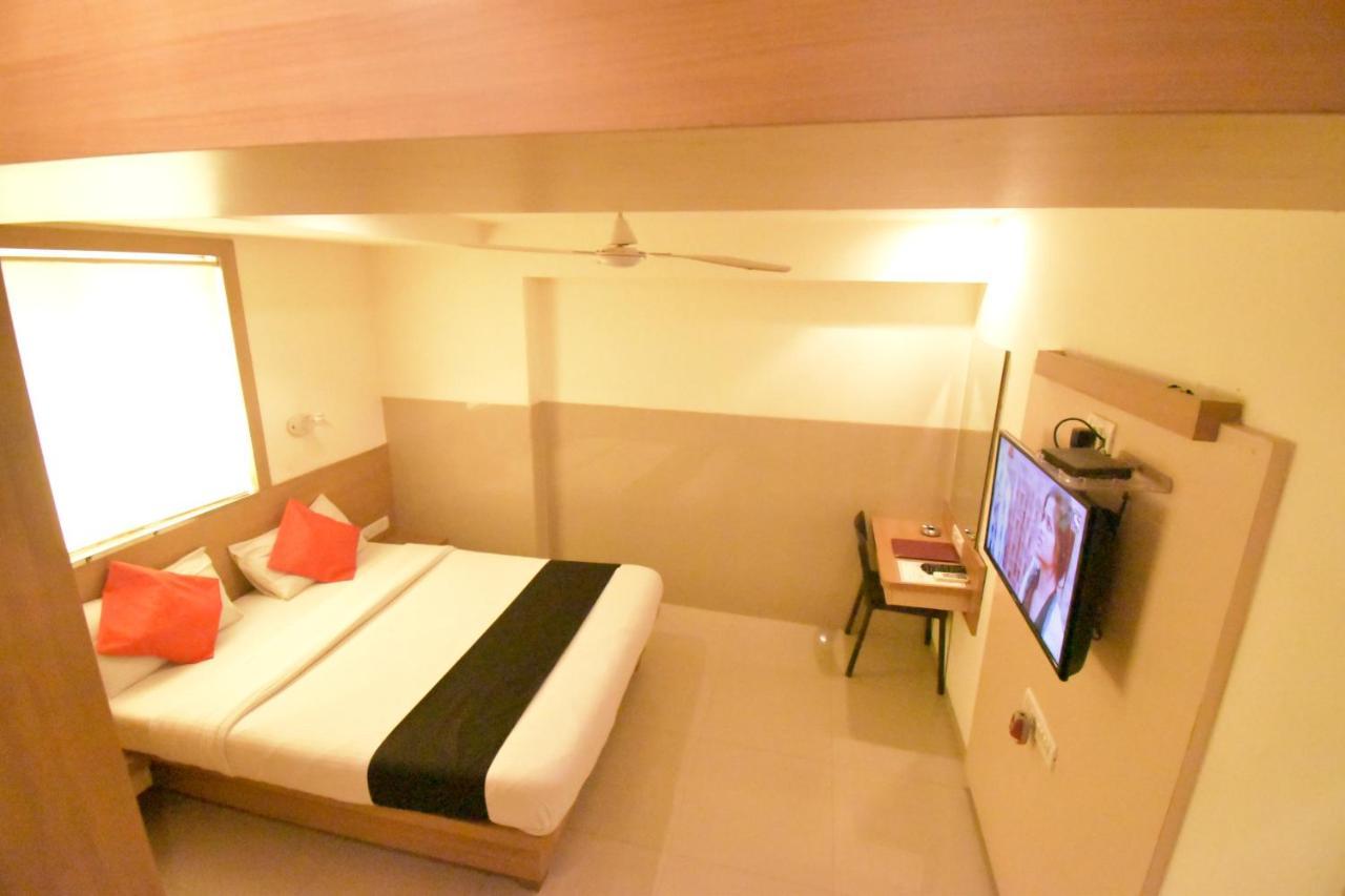 Hotel Everest Lodging นาวีมุมไบ ภายนอก รูปภาพ